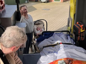 Wensambulance Oost Nederland Afscheid Nemen Van Haar Man (5)