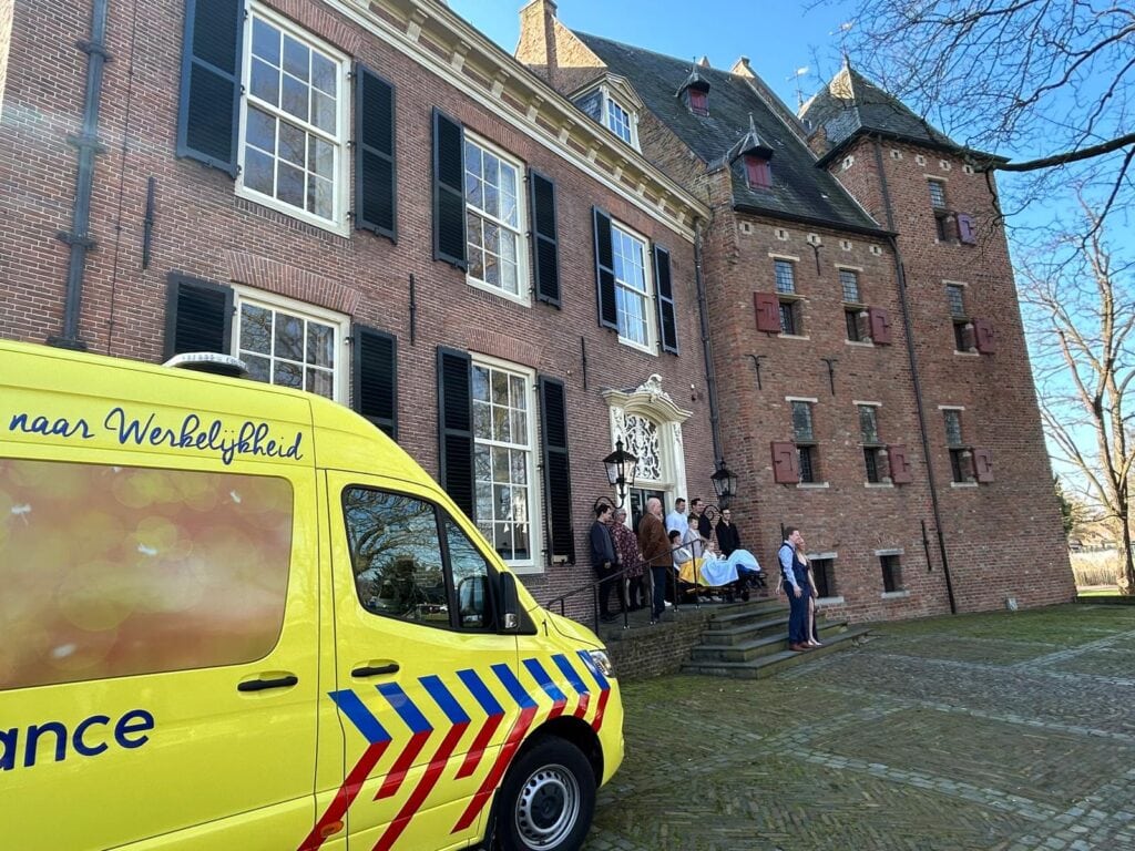 Wensambulance Oost Nederland Ze Kon Toch Bij Ons Geregistreerd Partnerschap Zijn (4)