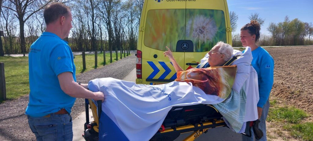 Wensambulance Oost Nederland Ik Zou Zo Graag Naar Schopingen En Naar Het Graf Van Mijn Vrouw (2)