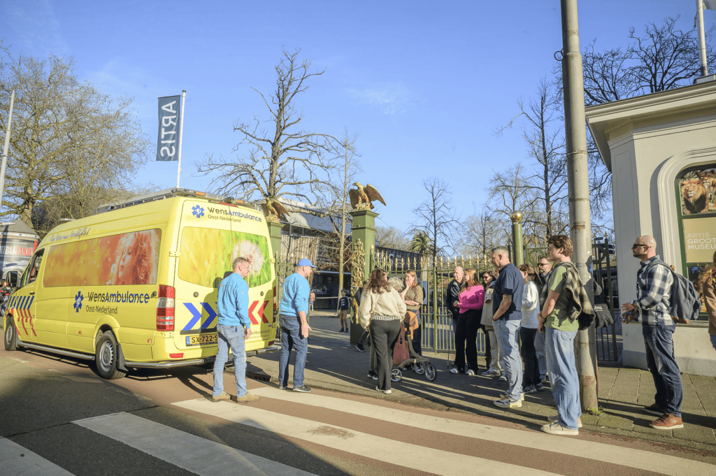 Wensambulance Oost Nederland Bezoek Aan Artis (1)