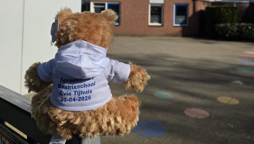 Wensambulance Oost-Nederland - beertje bij spreekbeurt Evie