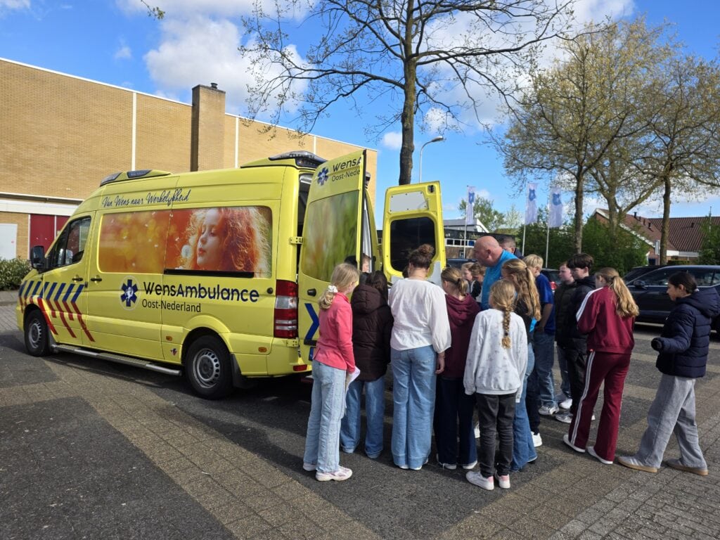 WensAmbulance Oost-Nederland - spreekbeurt van Evie