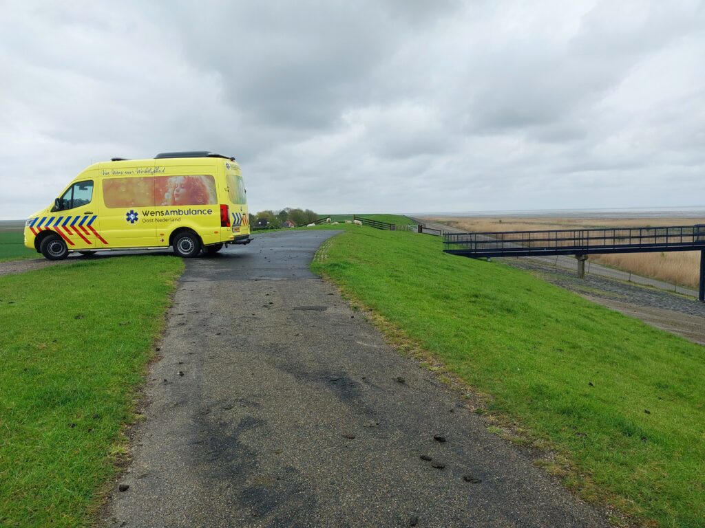 Afscheid Nemen Van Broer En Uitkijken Over Het Water Wensambulance Oost Nederland (2)