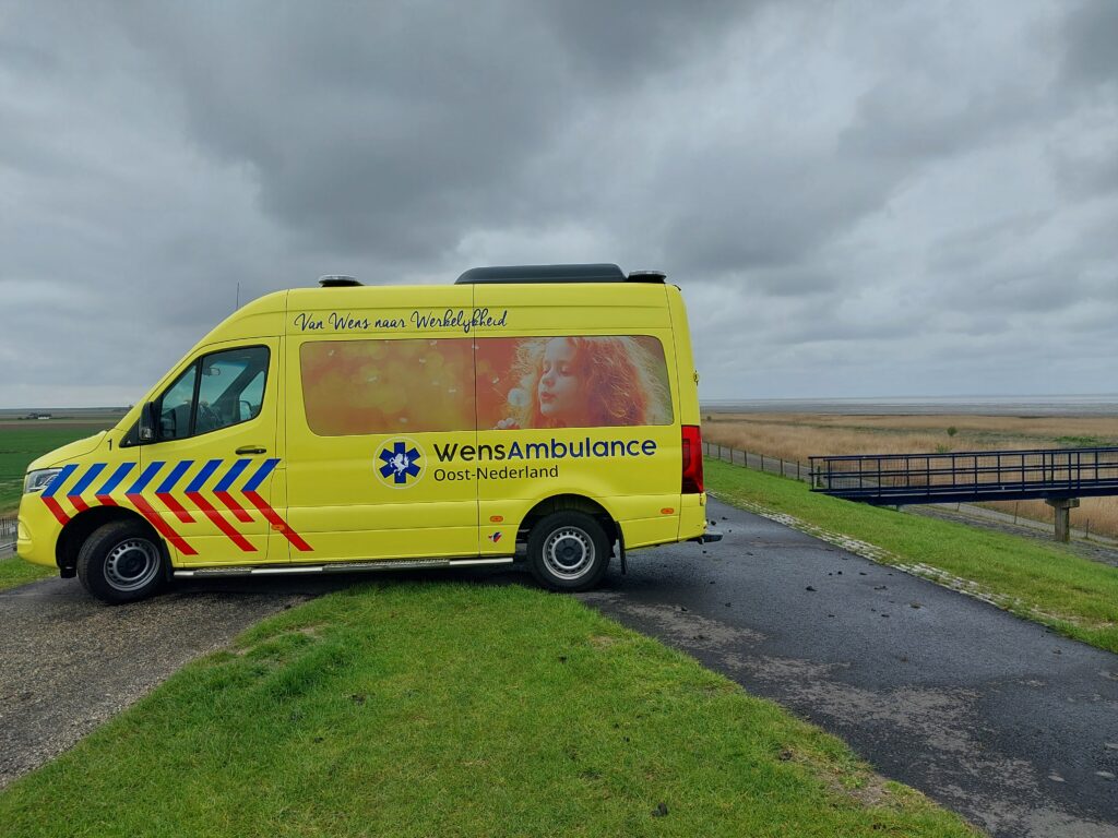 Afscheid Nemen Van Broer En Uitkijken Over Het Water Wensambulance Oost Nederland (3)