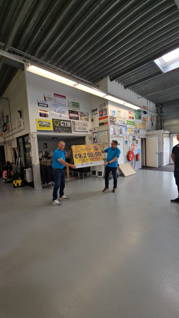 Cheque Vennegoor Voor Wensambulance Oost Nederland (5)