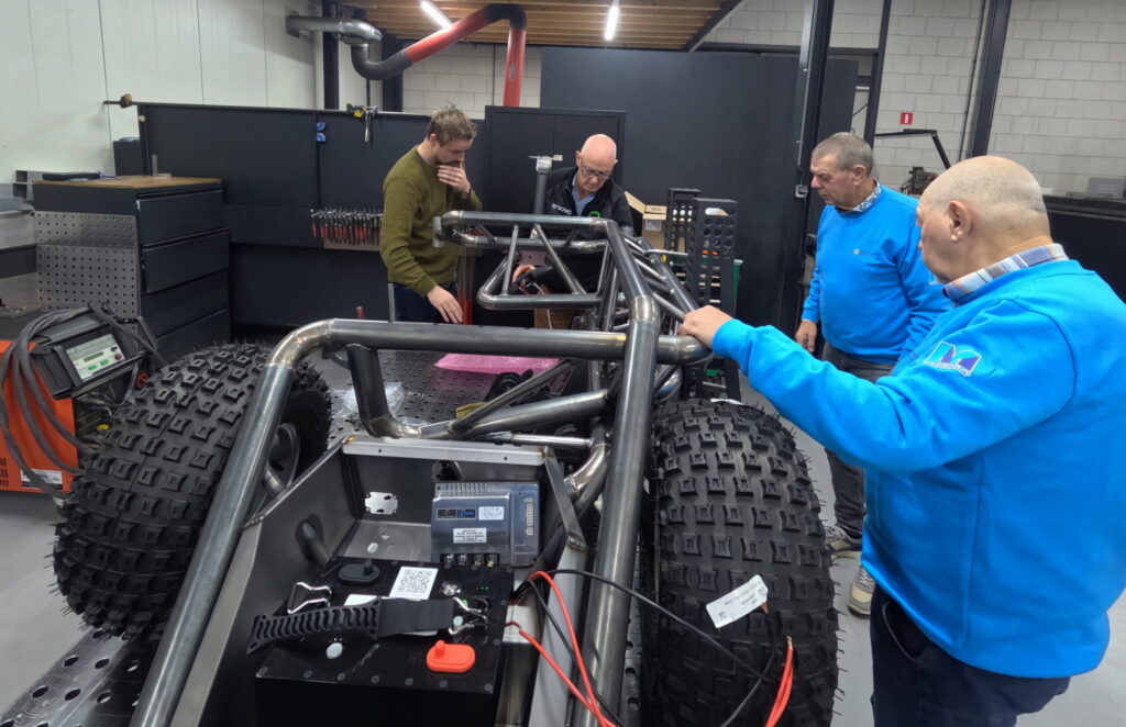 Het frame van de strandbrancard, in opbouw door SW Techniek voor Wensambulance Oost-Nederland