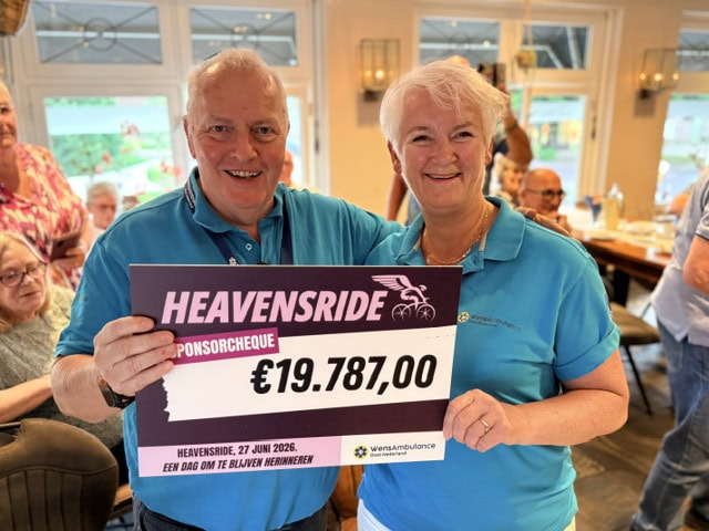 Namens WensAmbulance Oost-Nederland namen onze vrijwilligers de cheque van € 19.787 in ontvangst.