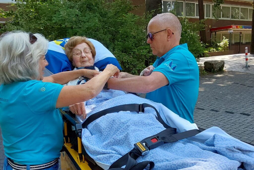 Wensambulance Oost Nederland Ik Zou Zo Graag Naar Burgers' Zoo (1)