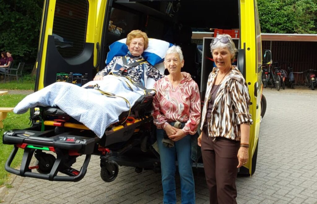 Wensambulance Oost Nederland Ik Zou Zo Graag Naar Burgers' Zoo (2)