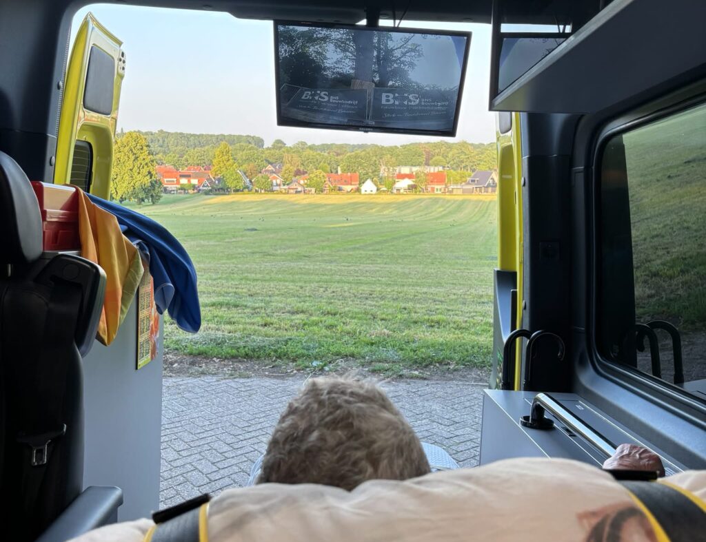 Wensambulance Oost Nederland Ze Wilde Zo Graag Naar De Eindmusical Van Kleinzoon Teun (1)