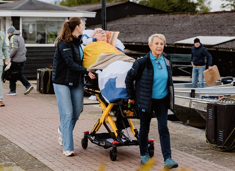 Wensambulance Oost Nederland Opa En Oma Bij Bruiloft In Giethoorn (1)