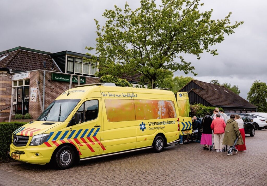 Wensambulance Oost Nederland Opa En Oma Bij Bruiloft In Giethoorn (2)