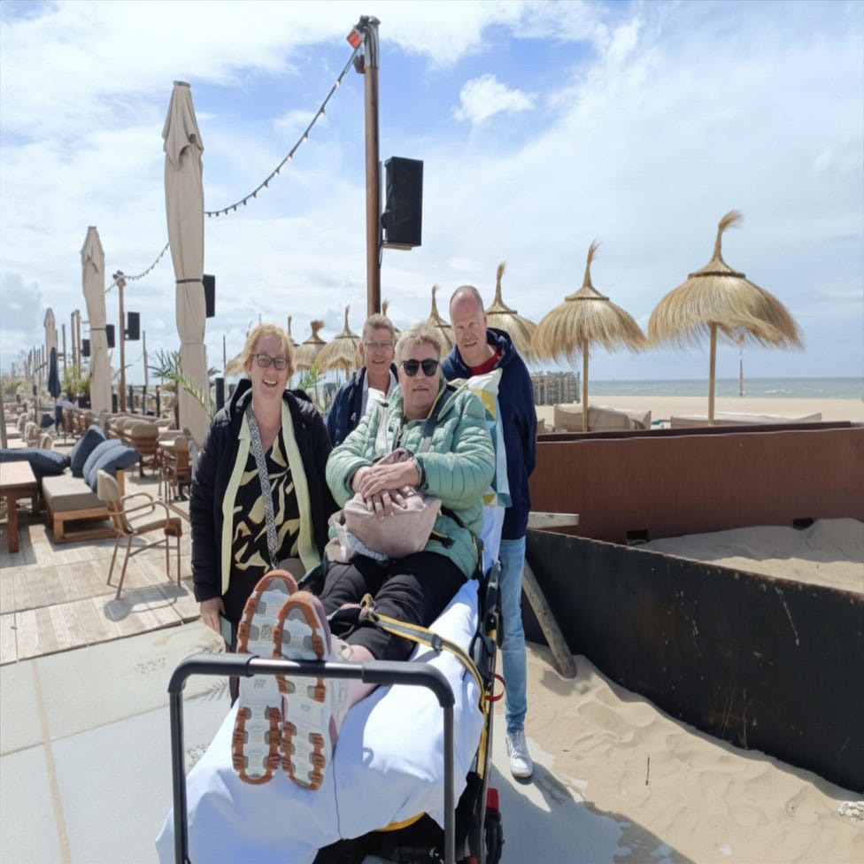 Bianca met Dennis, Nico en Saskia tijdens hun dag aan het strand in Scheveningen.