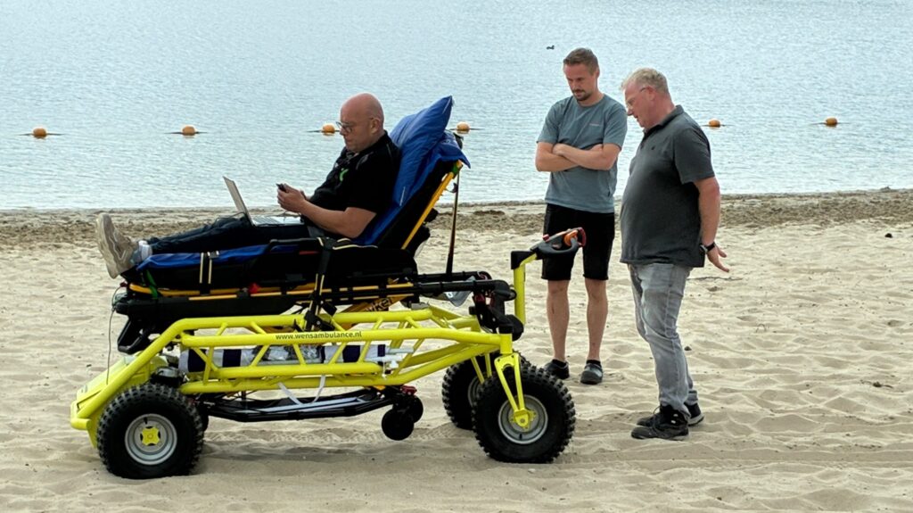 Testen van de nieuwe strandbrancard