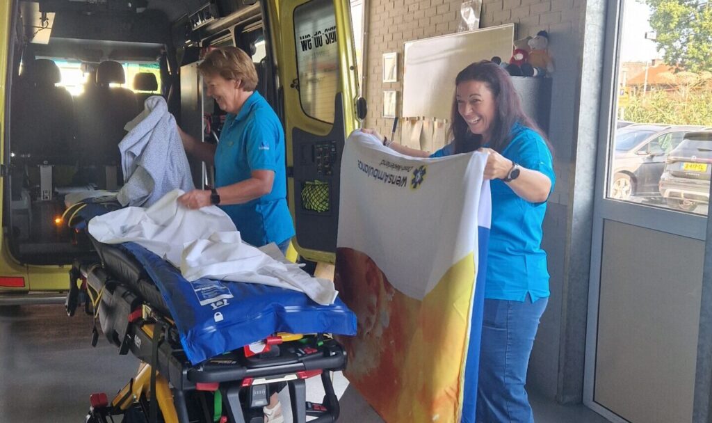 Wensambulance Oost-Nederland - klaarmaken van de ambulance - brancard opmaken