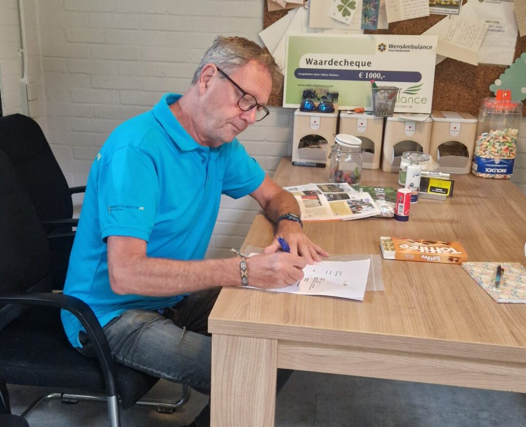 Wensambulance Oost-Nederland - administratie voor vertrek ambulance