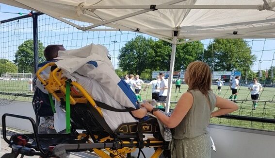 Wensambulance Oost Nederland - als het warm is - is er genoeg schaduw