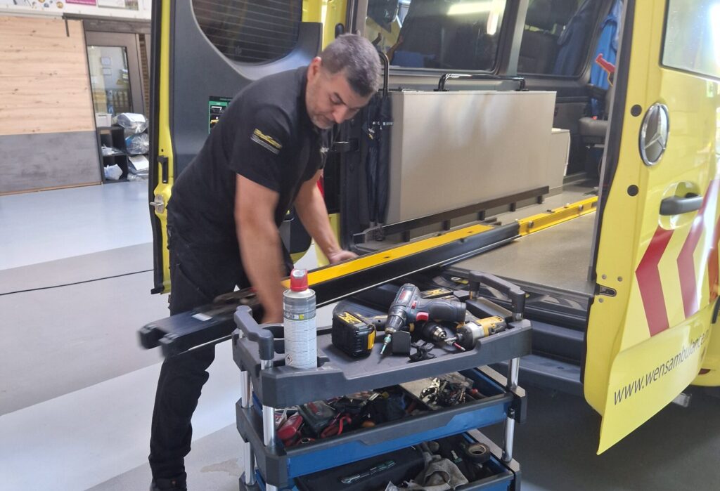 Wensambulance Oost Nederland Strycker Doet Onderhoud Brancards (10)