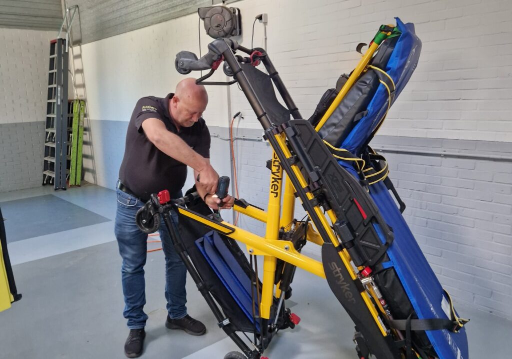 Wensambulance Oost Nederland Strycker Doet Onderhoud Brancards (2)