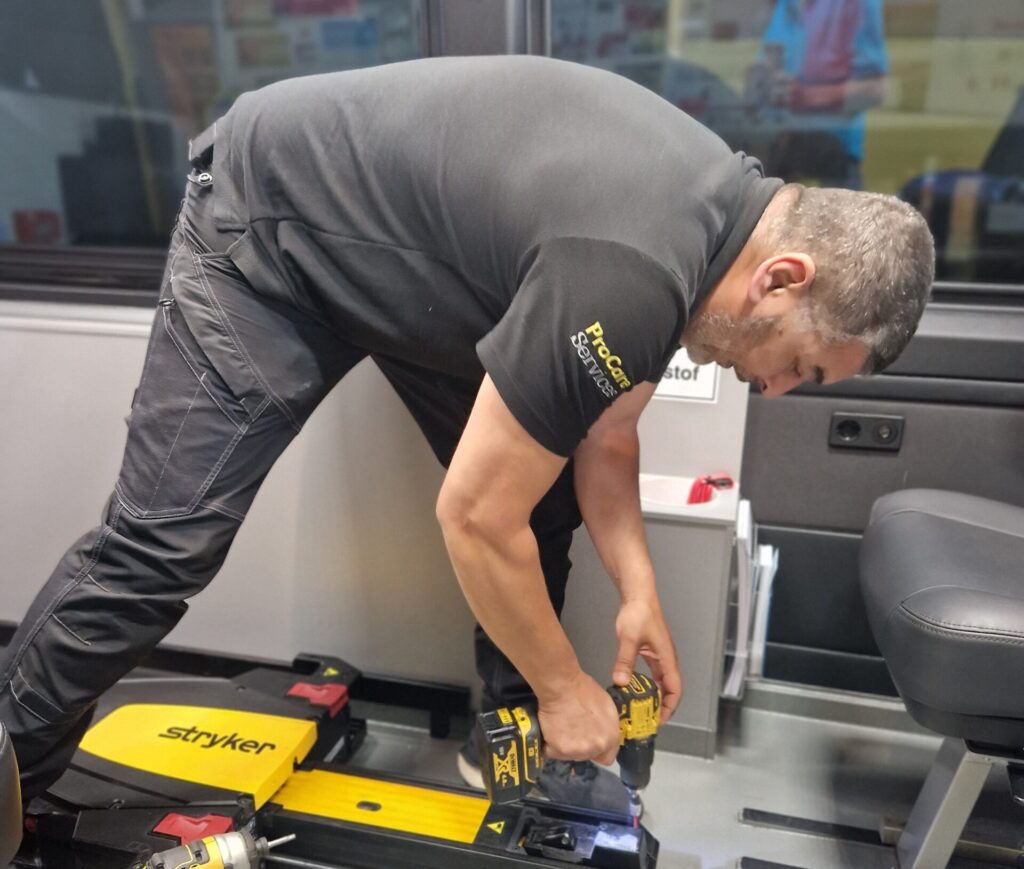 Wensambulance Oost Nederland Strycker Doet Onderhoud Brancards (8)