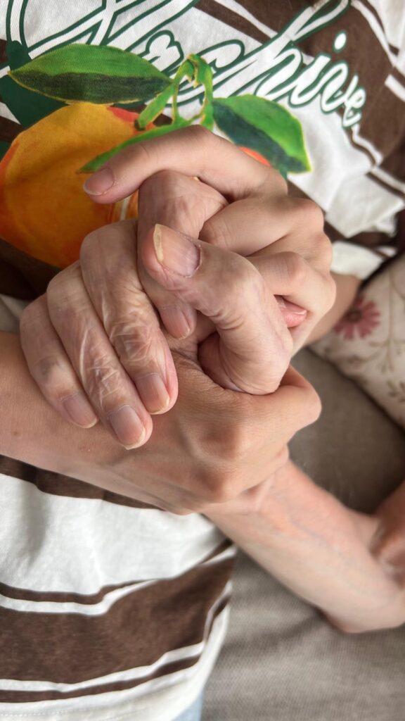 Wensambulance Oost Nederland vader en dochter houden elkaars hand vast