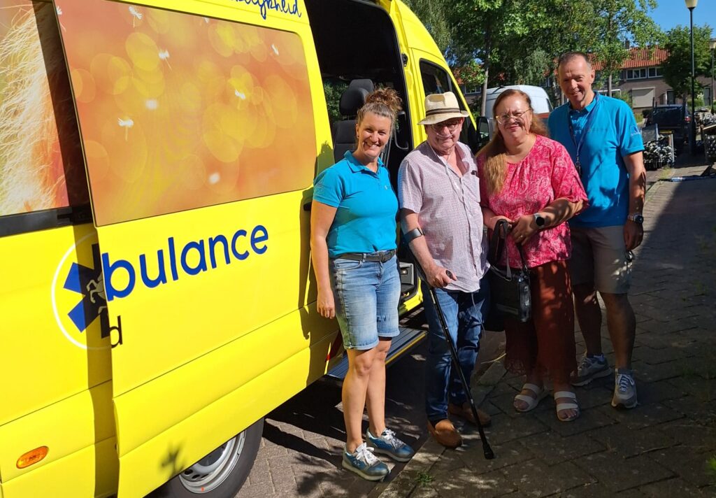 Wensambulance Oost Nederland Met de vrijwilligers bij de ambulance
