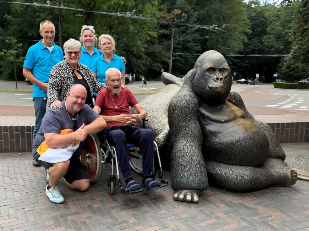 Wensambulance Oost Nederland Jan met zijn familie en vrijwilligers tijdens zijn wens naar Burgers’ Zoo in Arnhem
