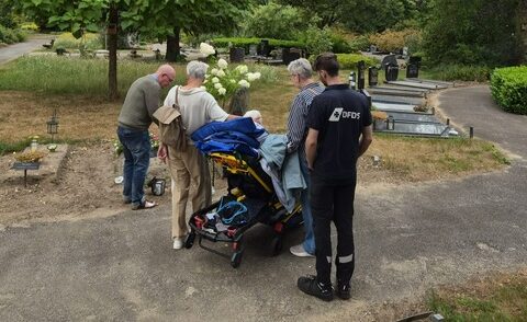 Wensambulance Oost Nederland Samen Met De Andere Kinderen Het Graf Van Mijn Zoon Bezoeken