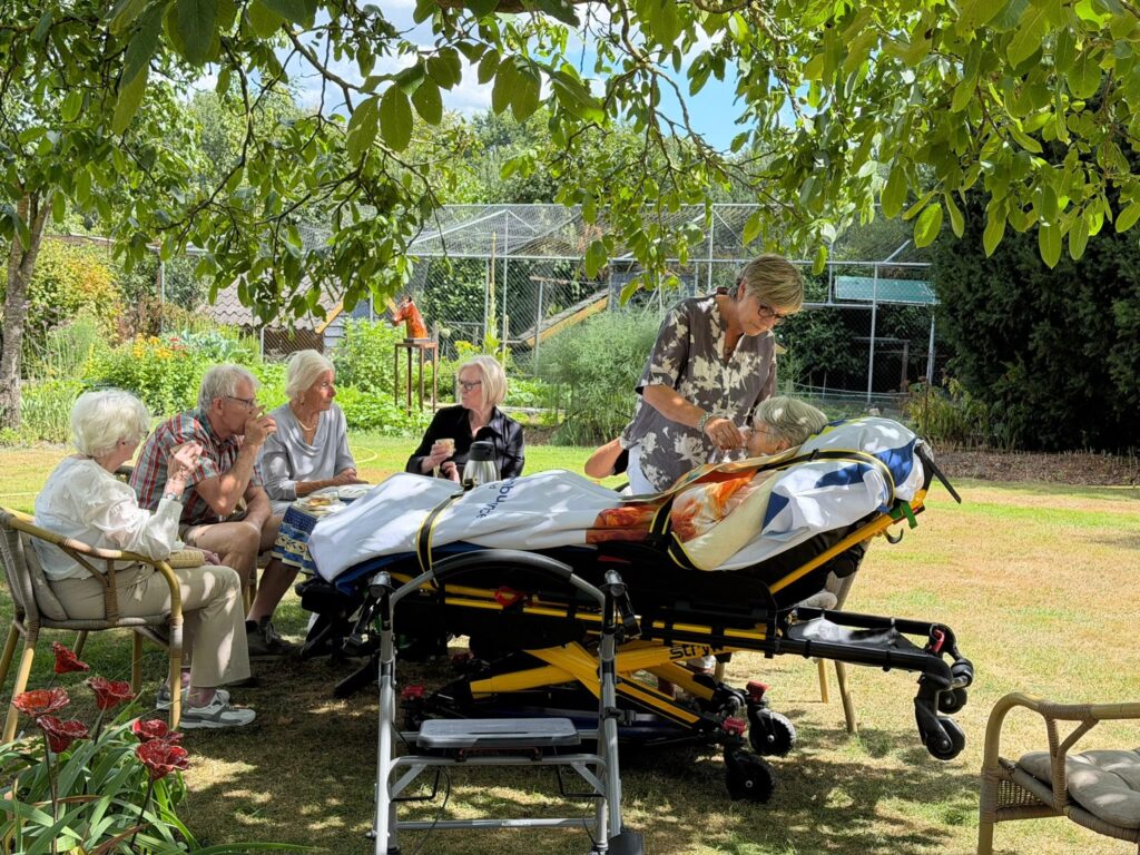 Wensambulance Oost Nederland Ik Zou Zo Graag Naar De Beeldentuin In Hattem (5)