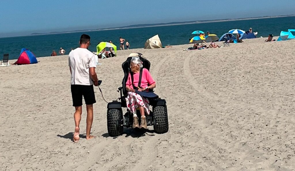 Wensambulance Oost Nederland Strand Met Moeder (1)