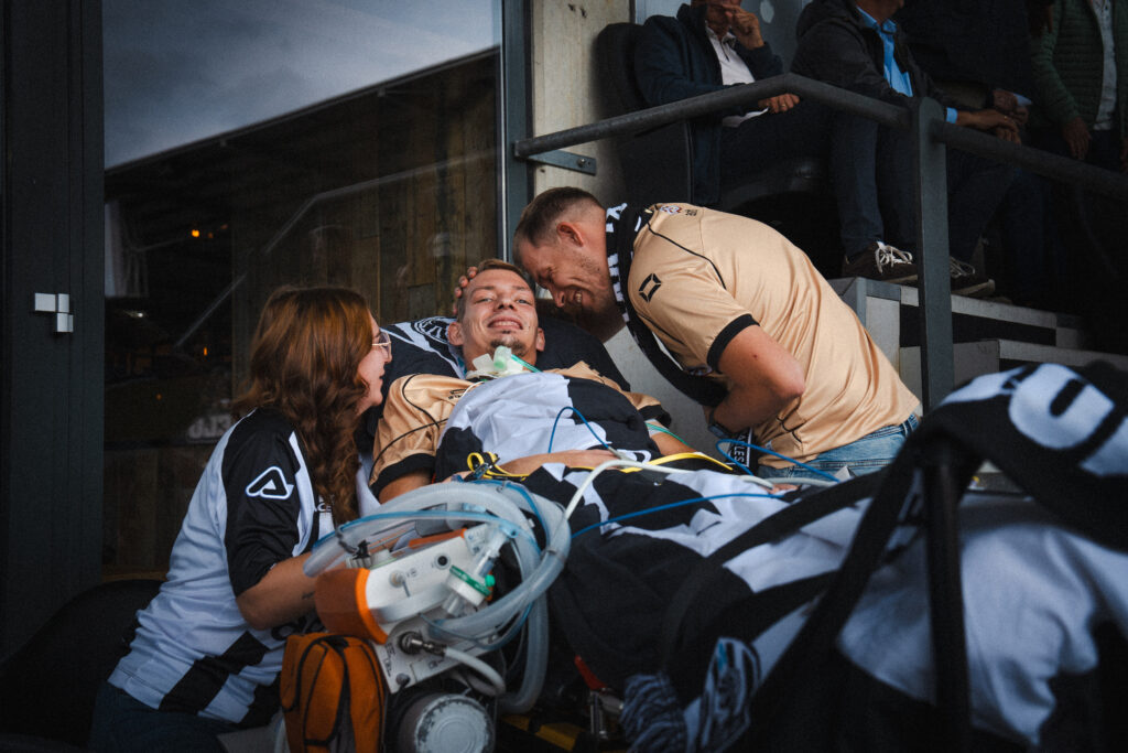 Samen genieten van de voetbalwedstrijd - wensambulance oost-nederland