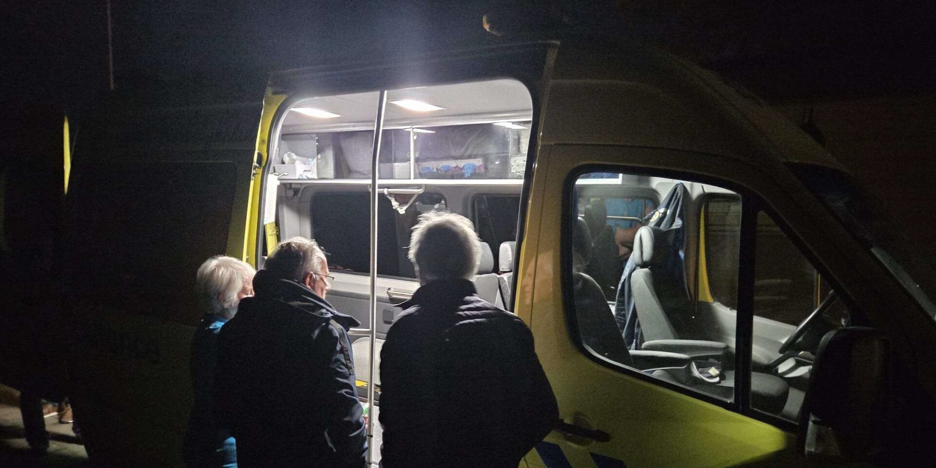 Ambulance van binnen bekijken - Presentatie Scheidsrechters Deventer3