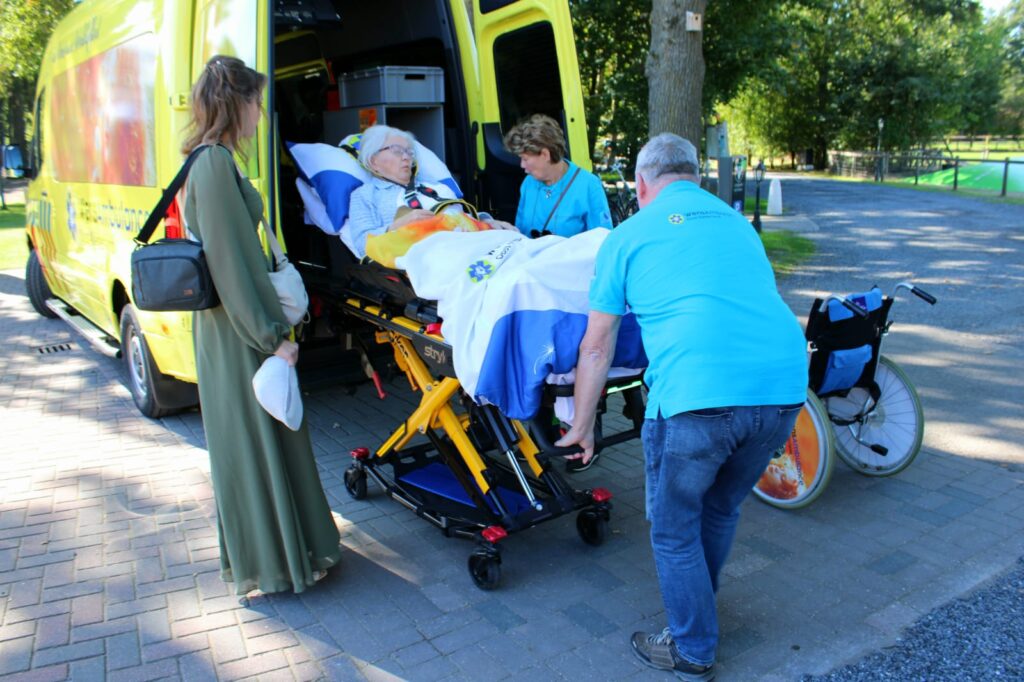 Wensambulance Oost Nederland Bij De Bruiloft Van Haar Dochter Kunnen Zijn (1)